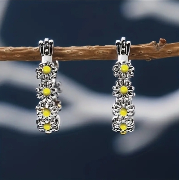 DAISY Flower Hoop Earrings, Summer Earrings - NWT - Picture 2 of 3